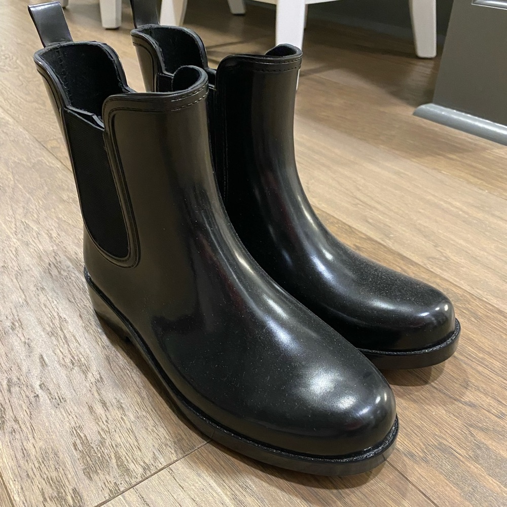 NWOT Women’s Crown & Ivy rain boots